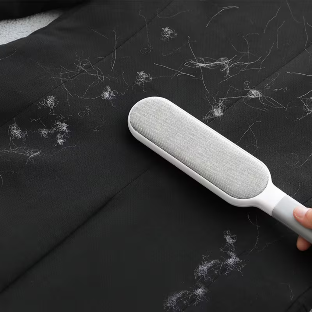 Brosse Électrostatique Anti-Poils Réutilisable – Poiluxe