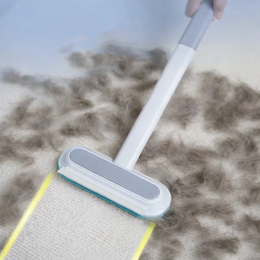 Gros plan tête silicone balai anti poils réutilisable capturant poils animaux