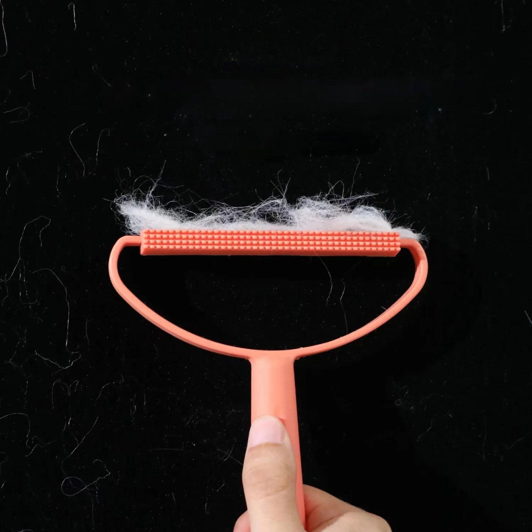 Brosse portable Poiluxe retirant poils incrustés de chien sur tapis épais