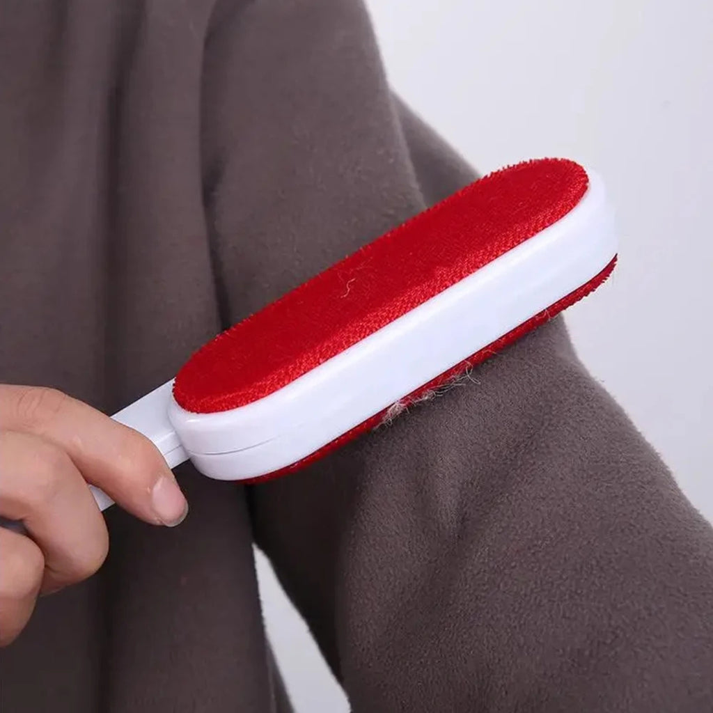 Brosse électrostatique enlevant poils chien sur vêtements noirs efficacement rouge