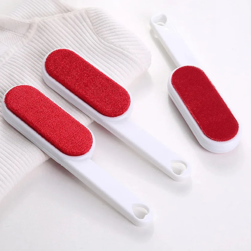 Brosse électrostatique Poiluxe capturant efficacement poils fins et épais rouge