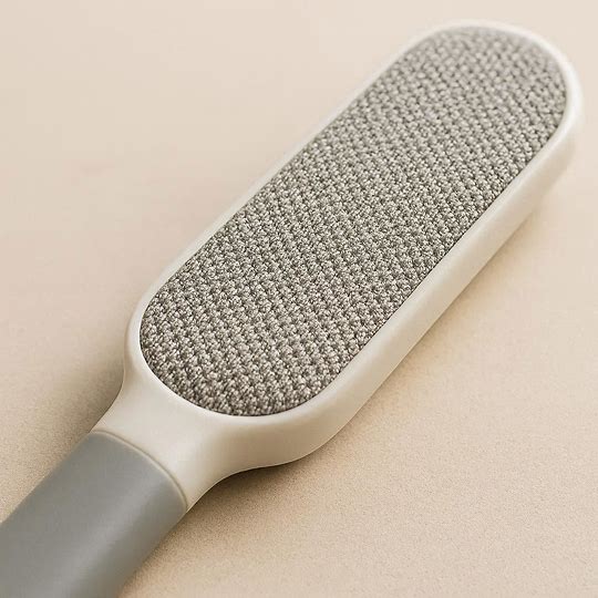 Brosse électrostatique Poiluxe capturant efficacement poils fins et épais