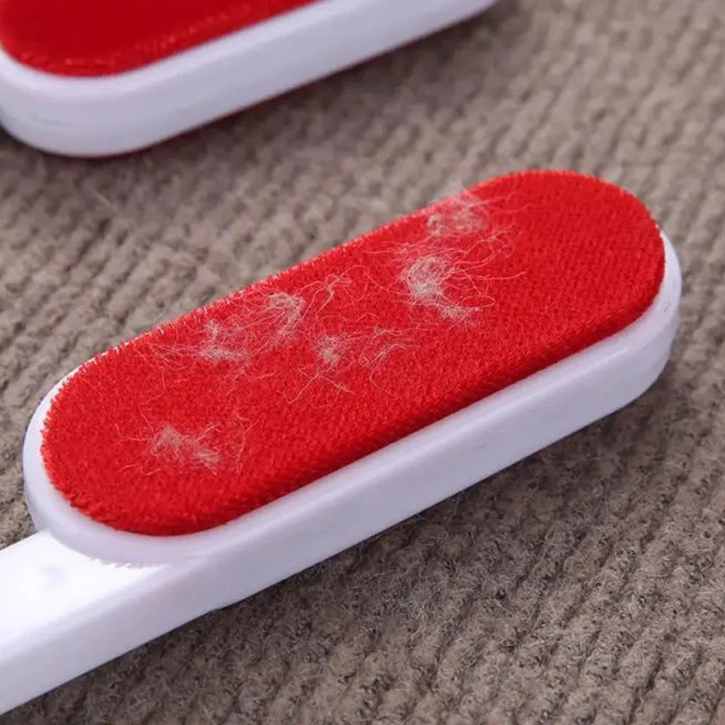 Brosse électrostatique anti-poils Poiluxe avec poignée ergonomique confortable rouge
