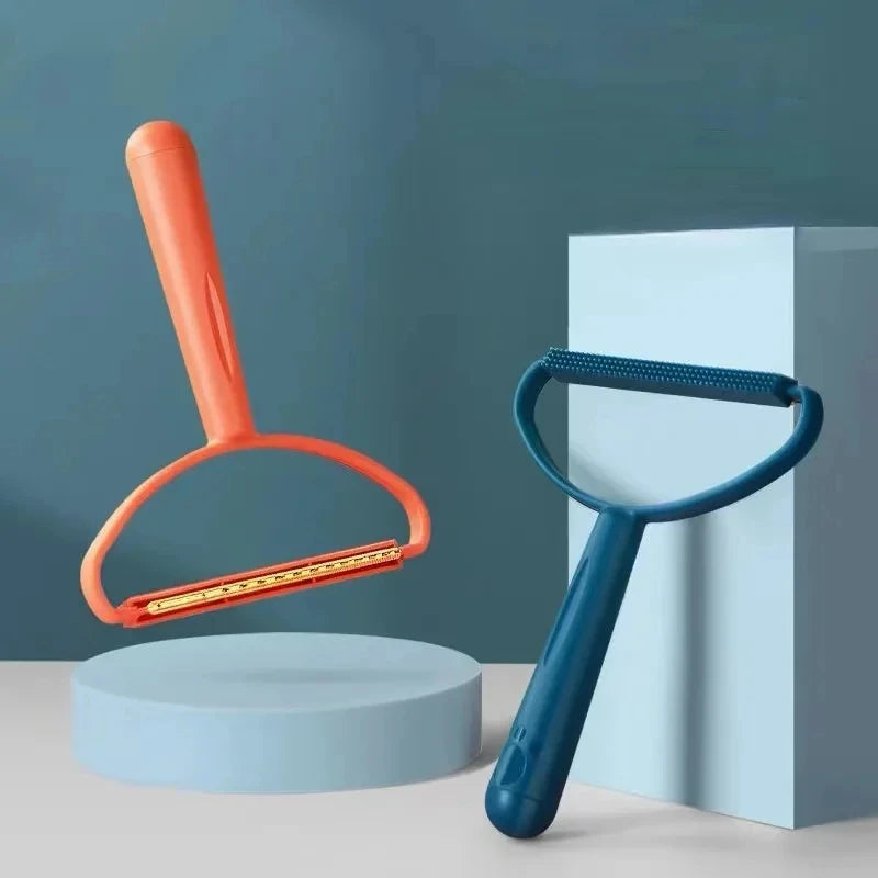 Femme utilisant brosse portable anti-poils sur poils incrustés canapé salon