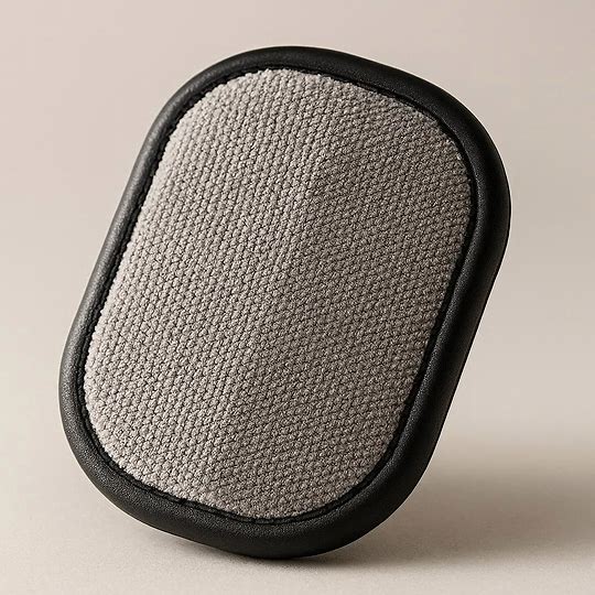 Femme utilisant gant anti-poils réutilisable sur chien à la maison details 1