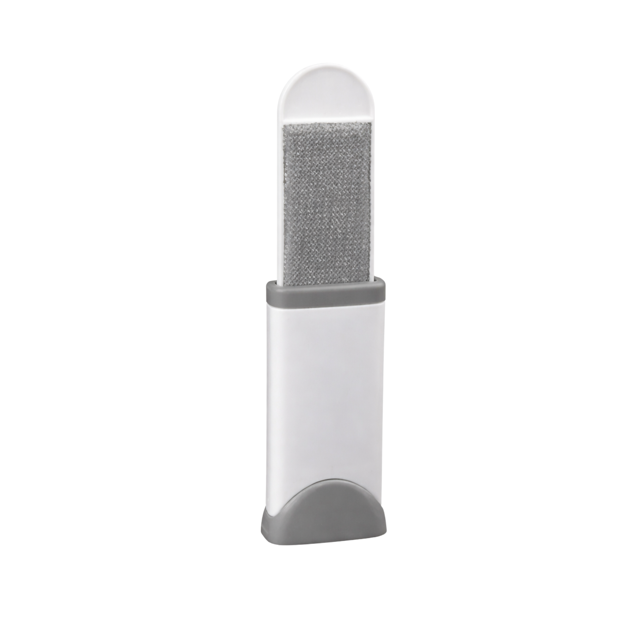 Femme utilisant mini brosse électrostatique réutilisable sur manteau en laine