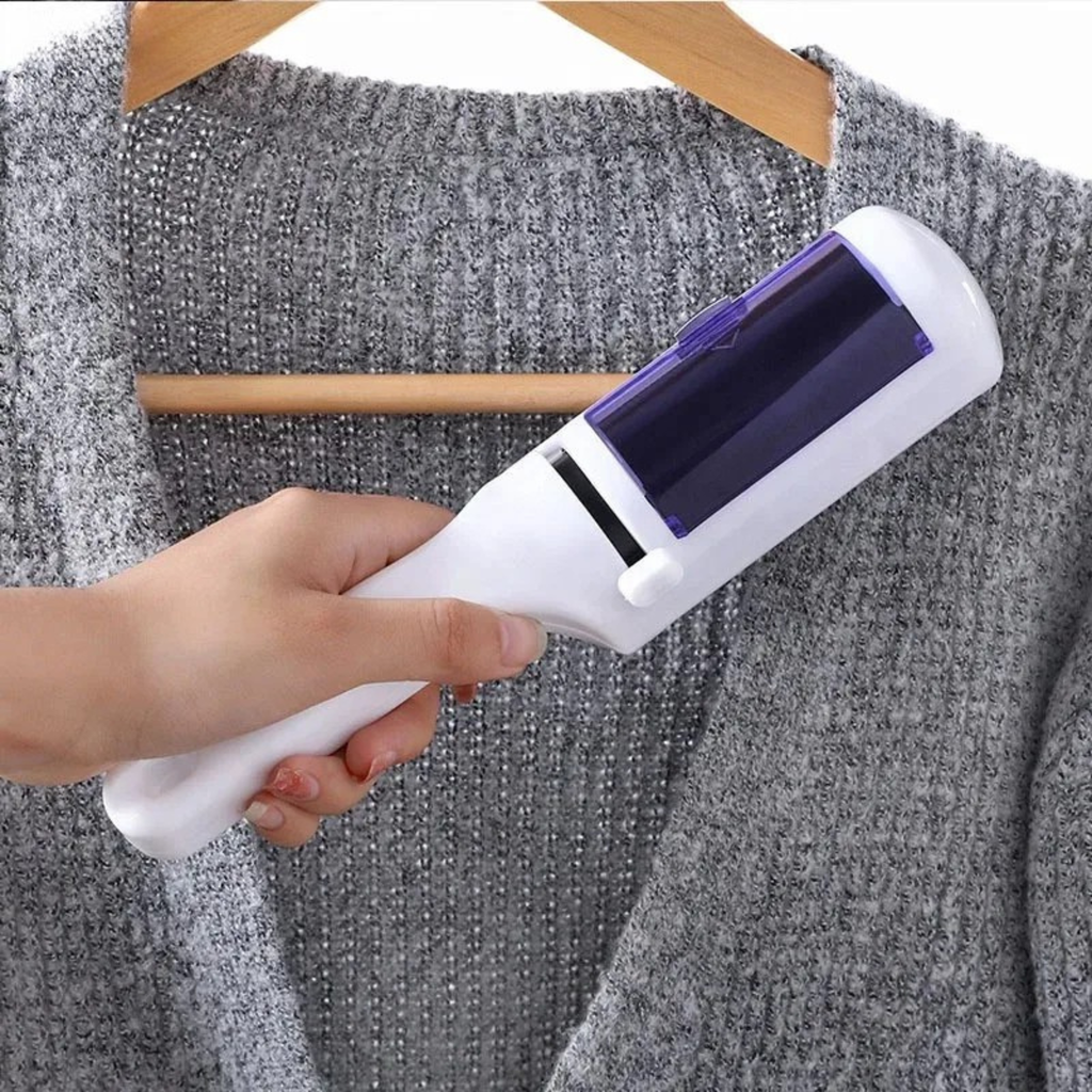 Femme utilisant rouleau anti-poils réservoir réutilisable sur manteau