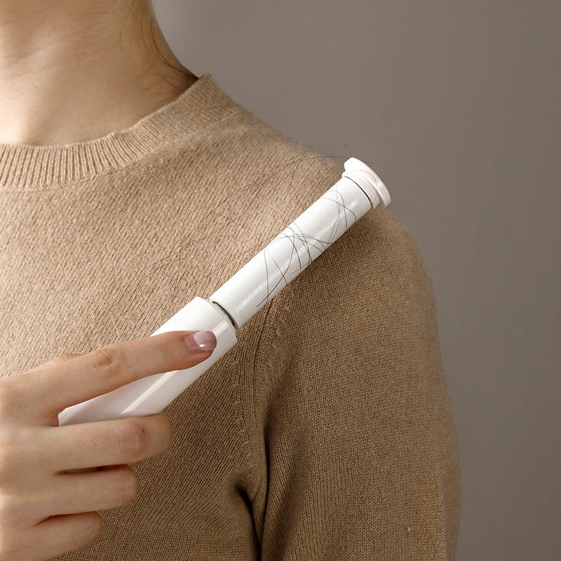 Mini rouleau anti-poils format stylo dans poche ou sac à main portable