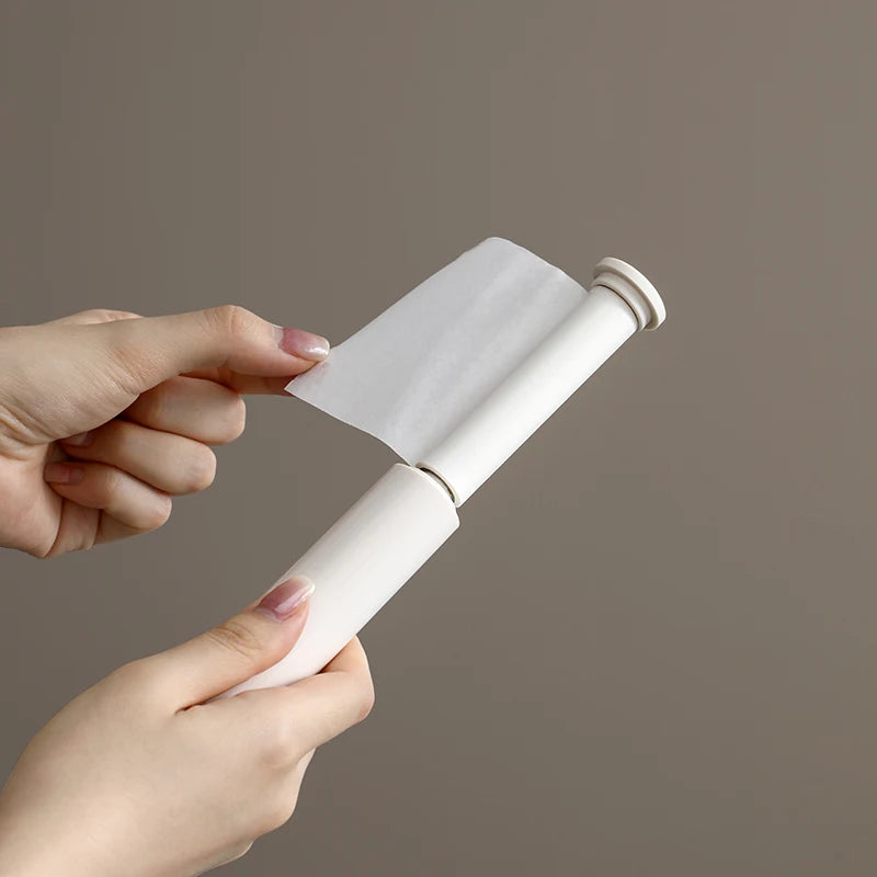 Mini rouleau format stylo enlevant poils sur vêtements noirs rapidement