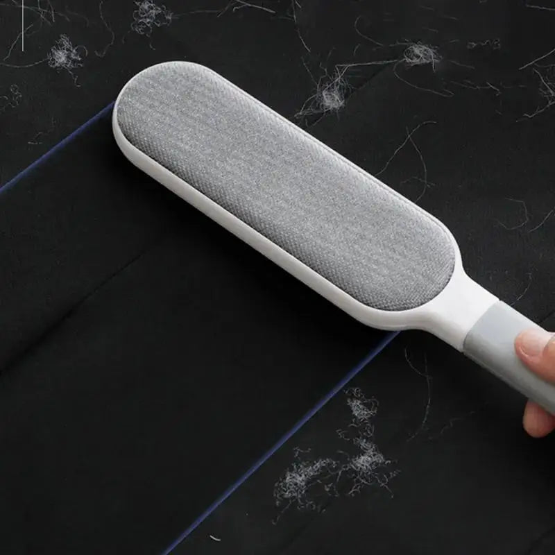 Nettoyage rapide brosse électrostatique anti-poils sous eau courante