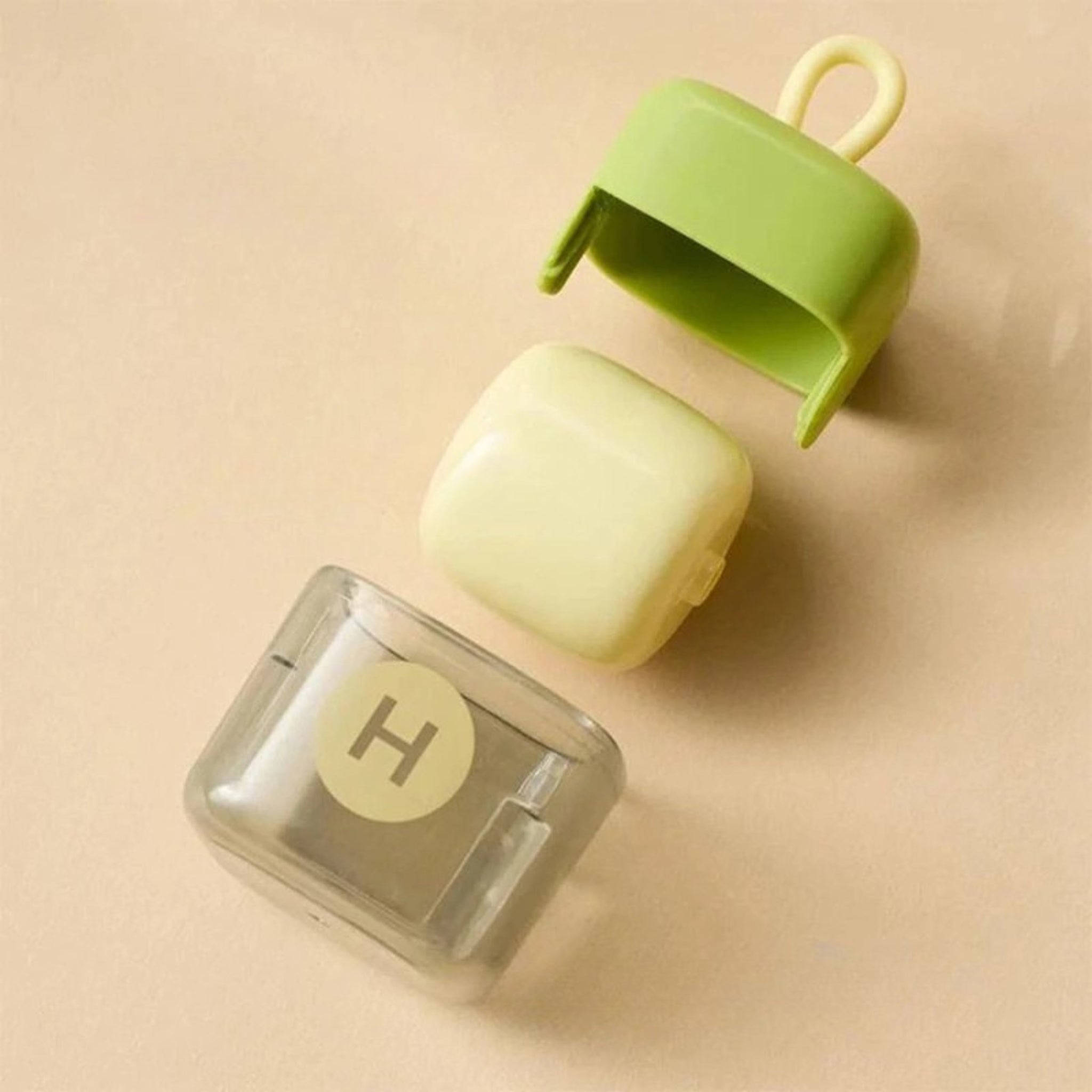 Gros plan rouleau a peluche capturant poils chien chat efficacement